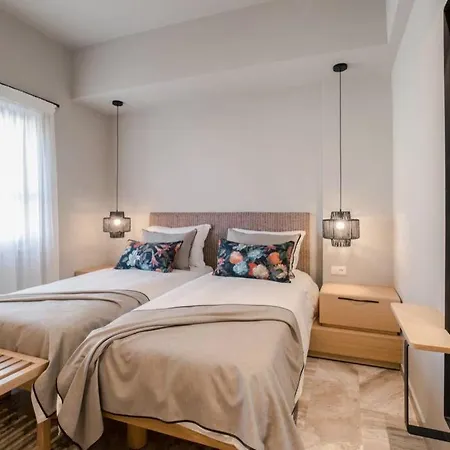 Apartment House 8 - In The Heart Of Venetian Town W. Parking *